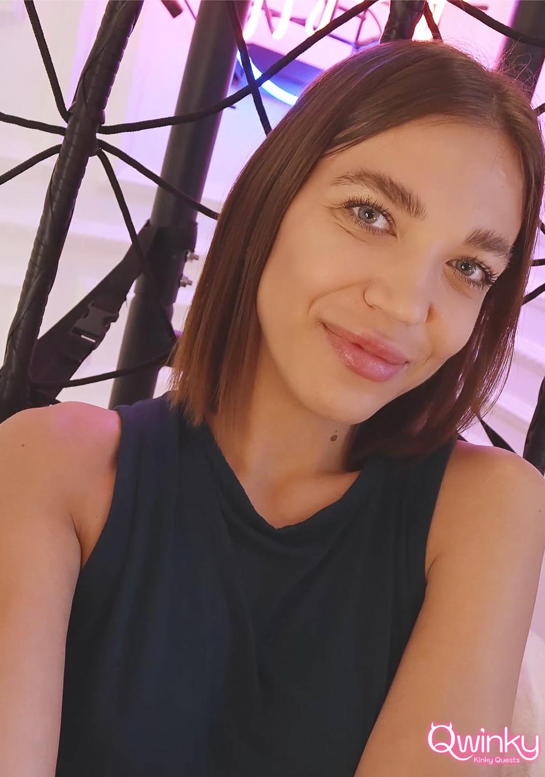 Julia Graff in Ultimate Date – Qwinky – Image 1