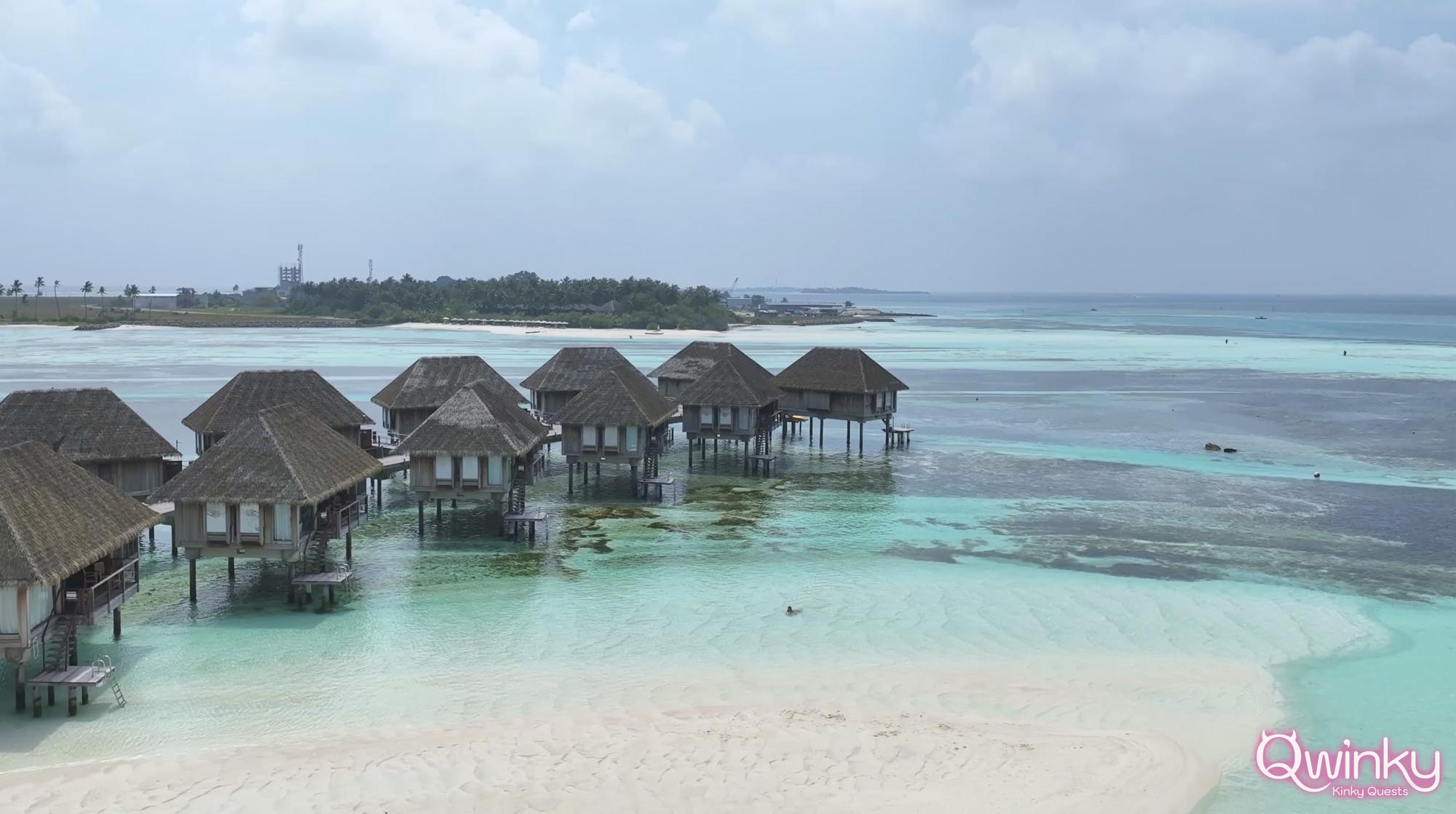 Mellany Glow in Lonely in Paradise – Qwinky – Image 1